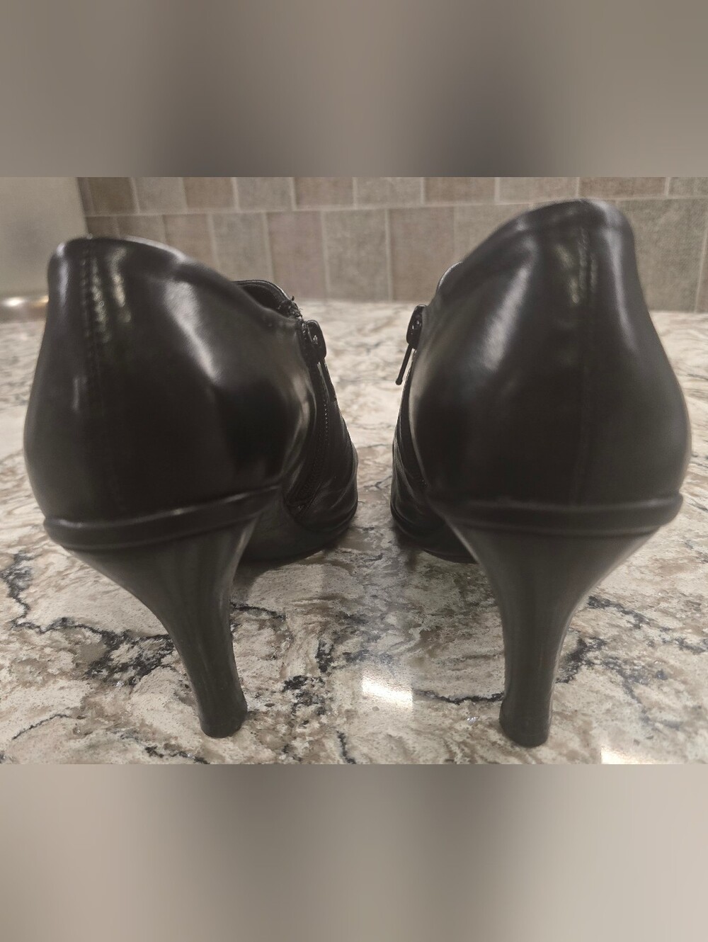 REACTION Kenneth Cole Black Leather Ruched Pointed Toe Ankle Shoes Sz 9.5 - Picture 4 of 8